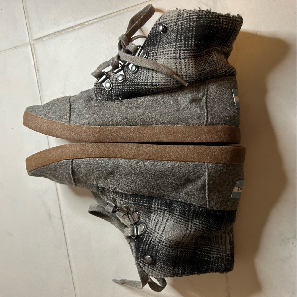 Toms grey Plaid Lace-Up Ankle Boots - Gray & Brown. EUC!